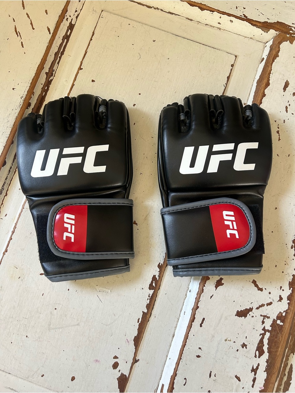 UFC Ultimate Kombat UFC MMA Gloves Size SM/MD